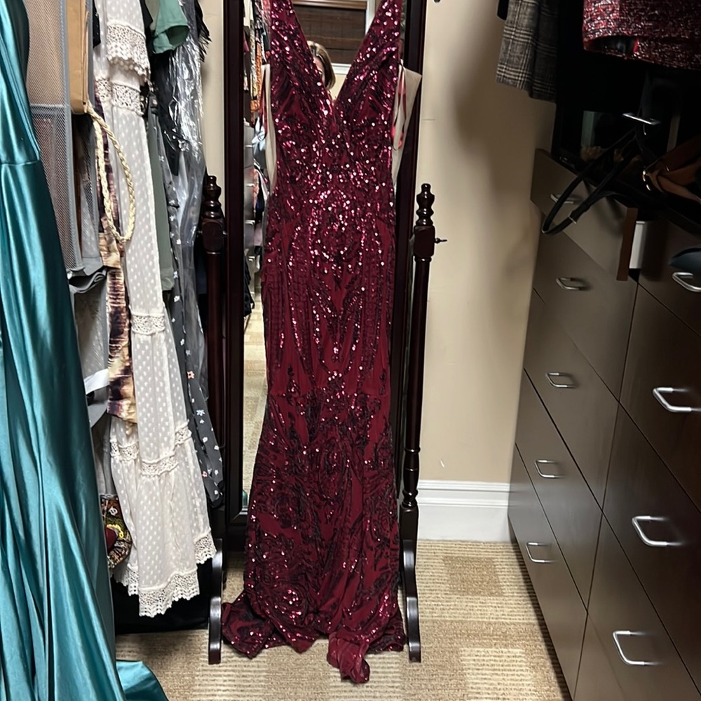 Jovani dress good conditions 1 time use color berry red